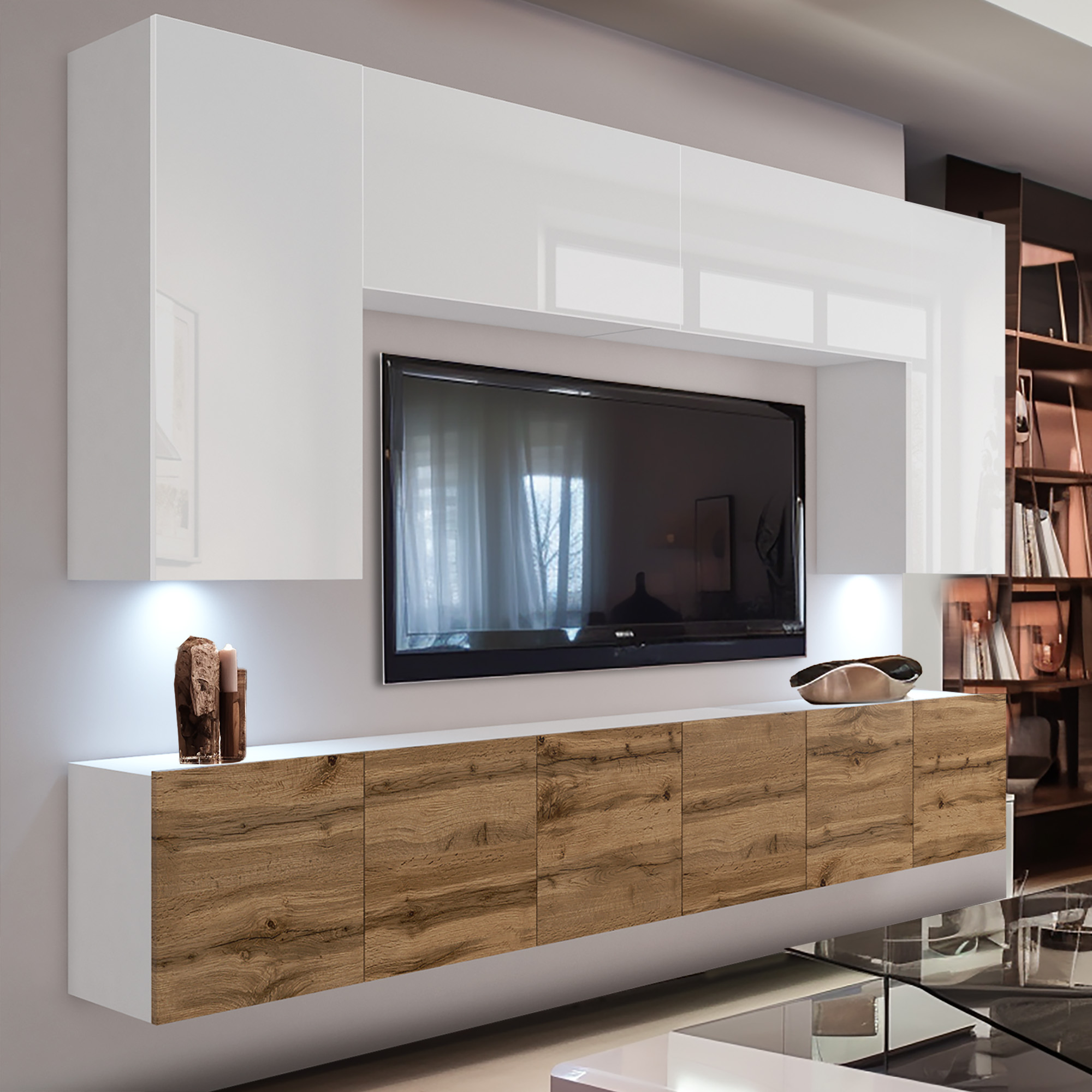 Parete TV con pensili bianchi e base rovere sospesa