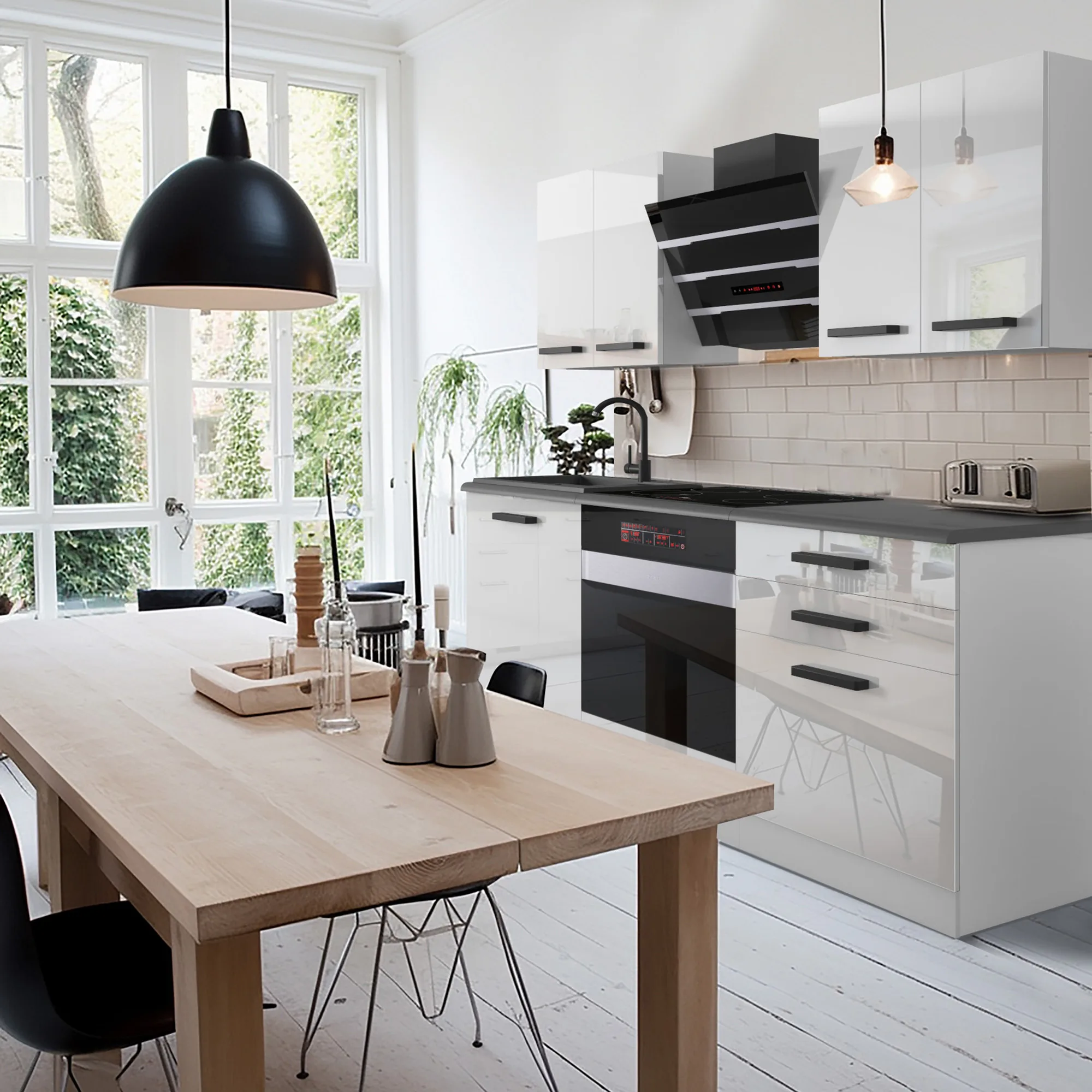 Cucina bianco-nera luminosa con tavolo in legno chiaro