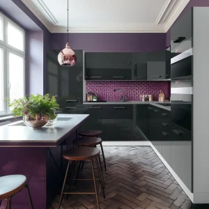 Cucina a L con frontali grafite lucidi e dettagli viola